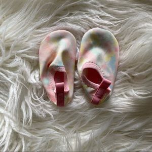 Old Navy Baby Girls Watercolor Slip on Water Shoes Size 6-12M